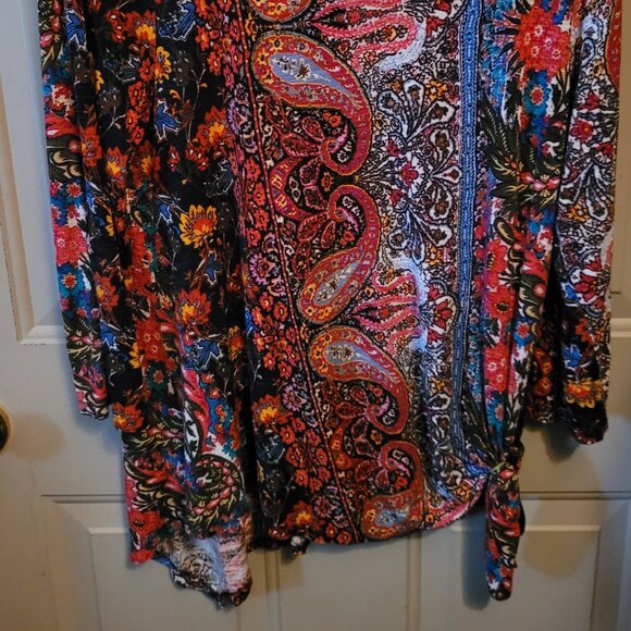 Cupio Bright & Colorful Paisley Design Pullover Top Misses Medium - Picture 2 of 8